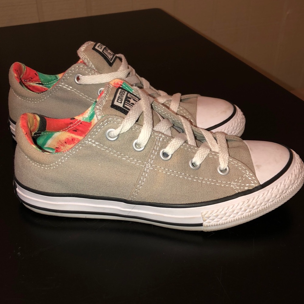 Converse Shoes Girls Size 2 🍉